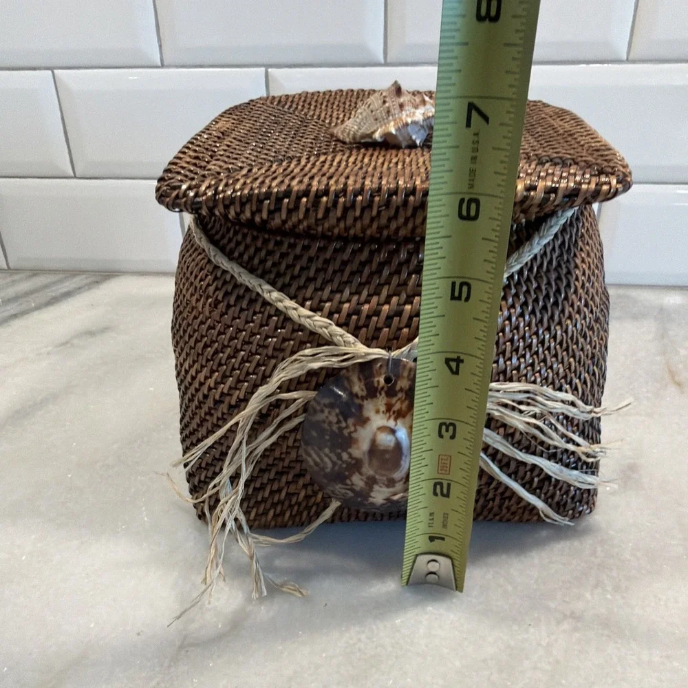 Vintage 1980's Woven Lidded Basket With She'll Decor 003